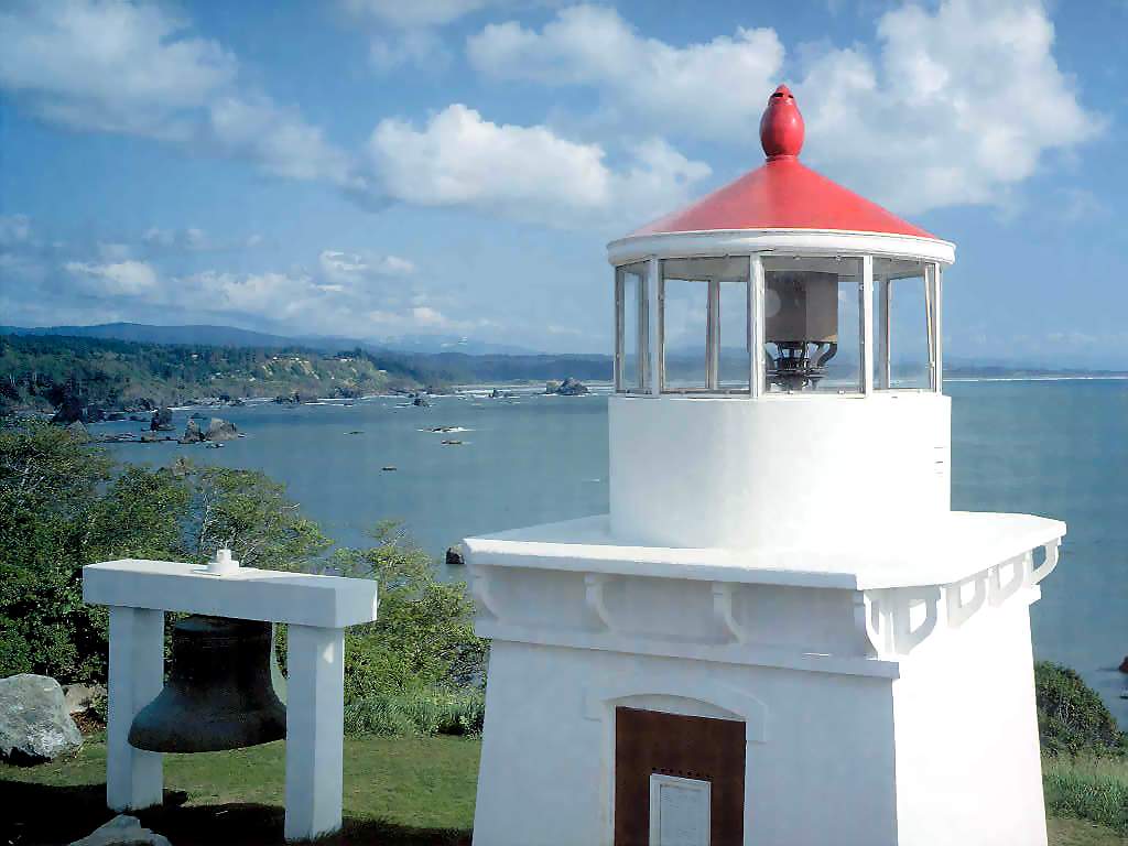 lighthouses_csg005_memorial_lighthouse_and_trinidad_bay-california.jpg